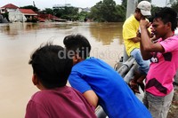 Sejumlah warga menonton banjir.