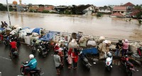 Banjir juga merendam rumah warga.