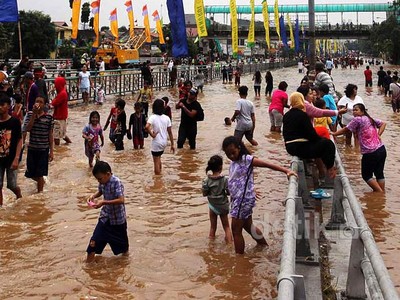 Jalan Abdullah Syafei Terputus Banjir
