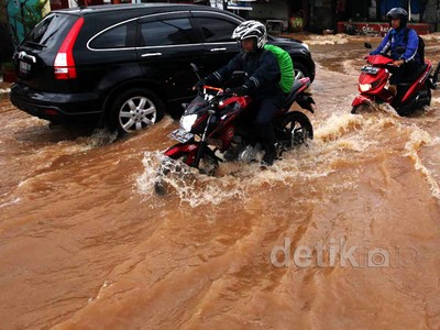 Banjir Lumpuhkan Lalu Lintas Jalan Pondok Gede