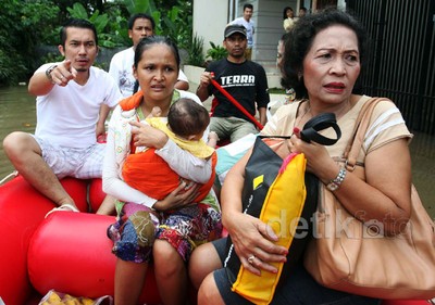 Warga Kompleks Dosen IKIP Dievakuasi