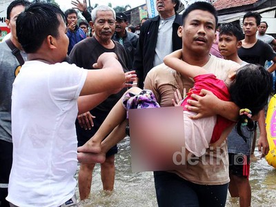 Ibu dan Anak Terseret Arus Banjir