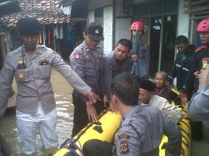 Banjir Terjang Subang, Polisi Evakuasi Lansia dan Ibu Hamil