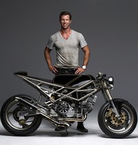 Max Hazan berpose dengan Ducati Monster 900.