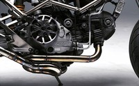 Seakan tidak puas, Hazan juga mengubah sedikit bagian mesin yang memperlihatkan isi jeroan mesin, dan ikut menempelkan airbox dan knalpot ramping tepat berada disamping swingarm.