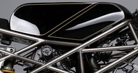 Begitu juga dengan baterai dan semua kabel elektronik, Hazan menaruhnya di dalam tangki, sehingga kerapihan motor Ducati Monster 900 modif karya Max Hazan jelas terlihat. Tanpa menyisahkan kabel-kabel yang berantakan.