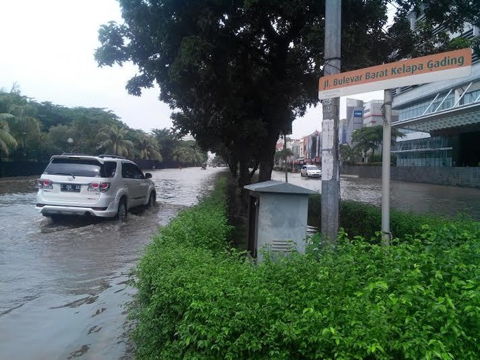 Kelapa Gading Banjir 10-50 Cm, Bundaran Jadi Tempat Jualan dan Parkir