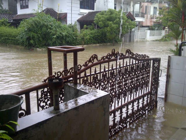 Perum Villa Kartini Bekasi Banjir Selutut, Belum Ada Tim Evakuasi