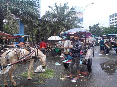 Kumuhnya Bundaran Kelapa Gading: Aroma Kotoran Kuda dan Sampah Berserakan