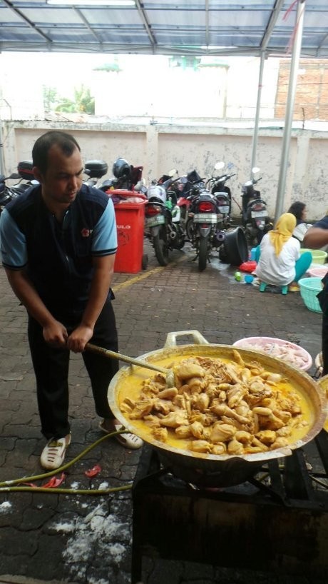  Hmm! Menu Makan Pengungsi Banjir di Jaktim: Gulai Ayam dan Sayur Capcai