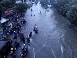 Jalan di Depan Mal Citraland Terendam Banjir 70 Cm