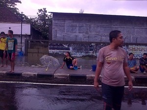 Kisah Ambulans yang Muter-muter 3 Jam Hindari Banjir di Pamanukan