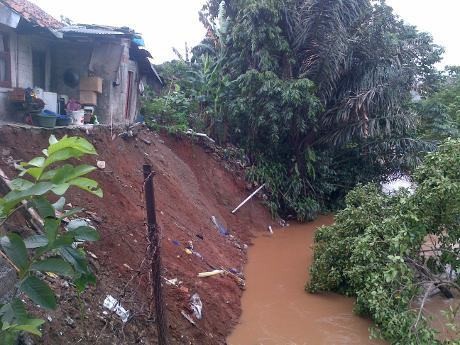 Longsor di Cawang Hanyutkan 2 Motor ke Kali Ciliwung