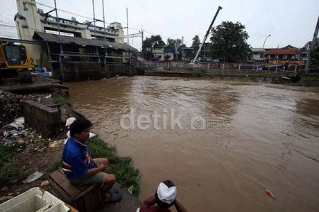 Jokowi Minta Pintu Air Manggarai Dibuka Agar Tanggul Tak Jebol