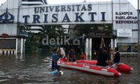 Tinggi banjir di depan Universitas Trisakti sekitar 70 cm.