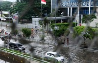 Di depan kampus Universitas Tarumanegara banjir membuat arus lalulintas terhambat.     