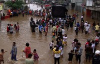 Hampir seminggu banjir merendam pemukiman warga di Kampung Pulo, Jakarta Timur.