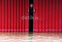 Perahu karet tim penyelamat juga terlihat hilir mudik mencari warga yang membutuhkan pertolongan.