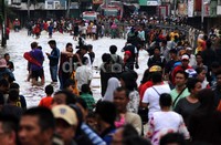 Terlihat para warga Kampung Pulo di Jalan Jatinegara Barat yang masih ditutup karena ketinggian air dijalan tersebut masih sekitar lutut orang dewasa.