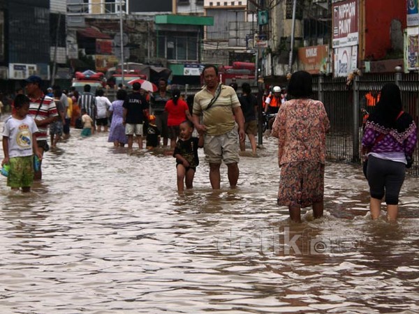 Banjir Kampung Pulo Masih Tinggi