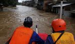 Petugas pemadam kebakaran Bantu Evakuasi