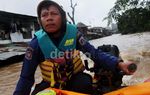 Petugas pemadam kebakaran Bantu Evakuasi