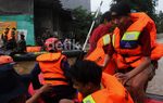 Petugas pemadam kebakaran Bantu Evakuasi