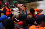 Petugas pemadam kebakaran Bantu Evakuasi