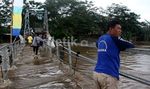 Jembatan Gantung Hampir Tenggelam