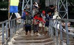 Jembatan Gantung Hampir Tenggelam