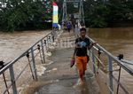 Jembatan Gantung Hampir Tenggelam
