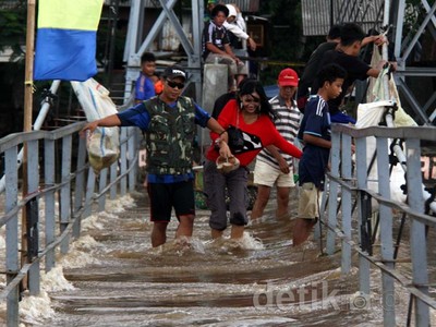 Jembatan Gantung Hampir Tenggelam