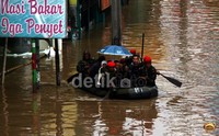 Meluapnya sungai Ciliwung membuat Kampung Melayu terendam banjir mencapai ketinggian 2 meter.