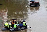 Frekuensi hujan yang sering terjadi dalam beberapa hari ini membuat sungai Ciliwung meluap.