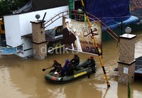 Sejumlah anggota Koppasus terlihat membantu melakukan evakuasi dengan menggunakan perahu karet.