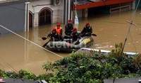 Banjir setinggi 2 meter ini melumpuhkan aktivitas warga Kampung Melayu.