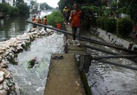 Tanggul Kali Sekretaris di Tanjung Duren, Grogol Petamburan, Jakarta Barat, jebol. Aliran air dari Kali Sekretaris masuk ke Kali Gendong.