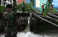 Camat Grogol Petamburan, Denny Ramdani mengatakan tanggul jebol 30 cm karena debit air tinggi.
