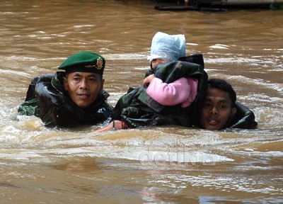 Kostrad Turut Evakuasi Korban Banjir