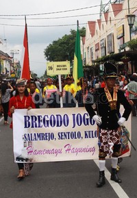 Tidak hanya mengenakan pakaian prajurit ala kraton Yogyakarta saja, namun ada juga peserta yang mengenakan busana Jawa abdi dalem Kraton Yogyakarta.