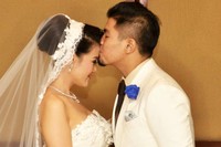 Bams mencium kening sang istri di depan para fotografer. (noel/detikhot)