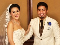 Rona bahagia pun terpancar dari pengantin baru ini. (noel/detikhot)