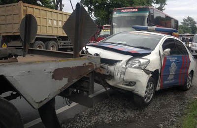 Mobil Patwal Polda Jatim Hajar Avanza dan Tiga Motor