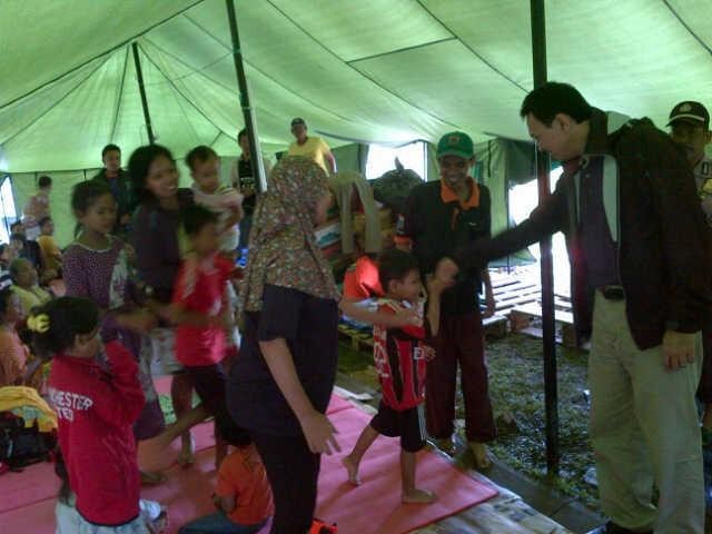 Ahok Juga Blusukan Tinjau Posko Banjir