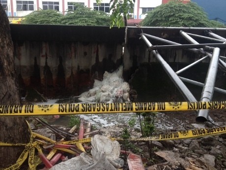Ngeri! Tanggul Sekretaris di Grogol Hanya Disumbat Karung Pasir
