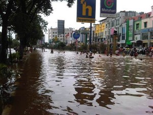 Beberapa Ruas Jalan di Jakarta Masih Tergenang Banjir