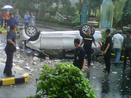 Mobil Silver Jatuh dari Parkiran Lantai 2 Apartemen di MOI