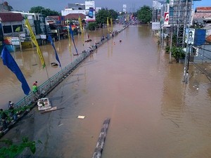 Banjir di Jl Abdullah Syafei Surut Masih 50 Cm, Lalin Masih Tertutup