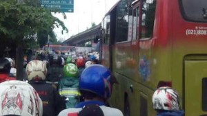 Genangan Air Menjamur, Lalin di Jalan Daan Mogot Macet Hingga 10 Km