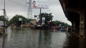 Genangan Masih Tinggi di Kembangan, Lalin Macet Hingga 2 Km